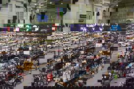 Stojnice z smučarsko opremo