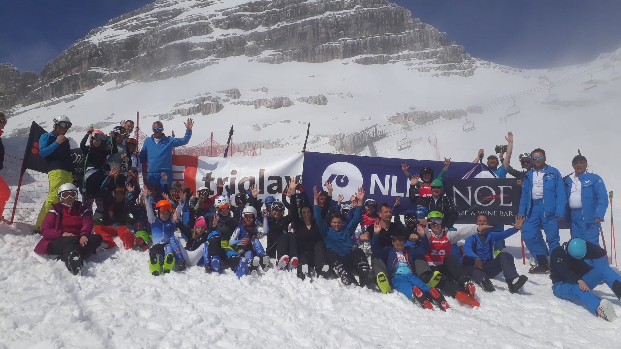 Člani S. K. Gorica se slikajo na smučišču