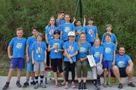 Skupina smučarjev s priznanji, medaljami in pokali