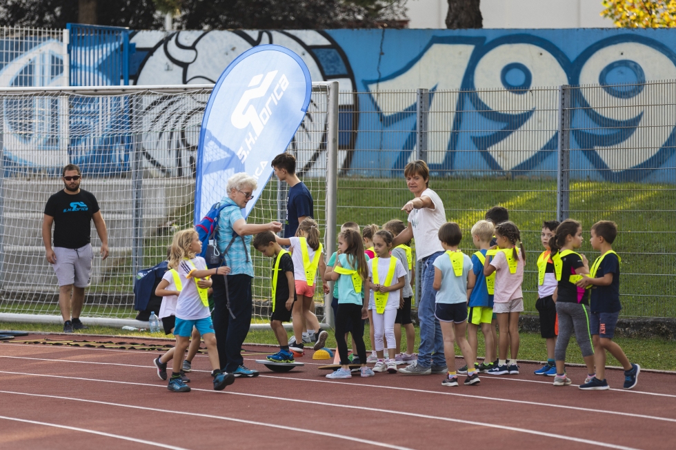 Otroci na tekaški progi na MINIOLIMPIJADI