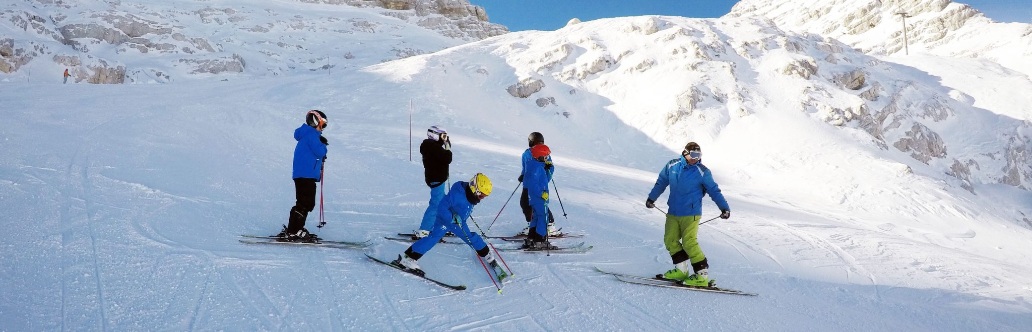 Skupina ljudi na smučišču