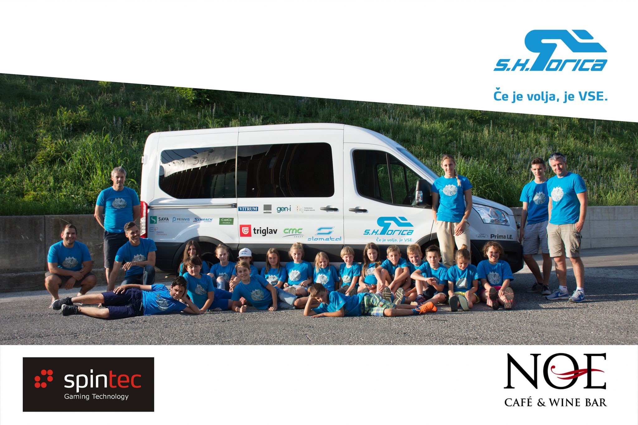 Skupina ljudi, ki se slika pred vozilom S.K.Gorica, ter generalnimi sponzorji kluba