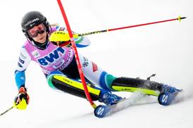 Ana Bucik v slalomu