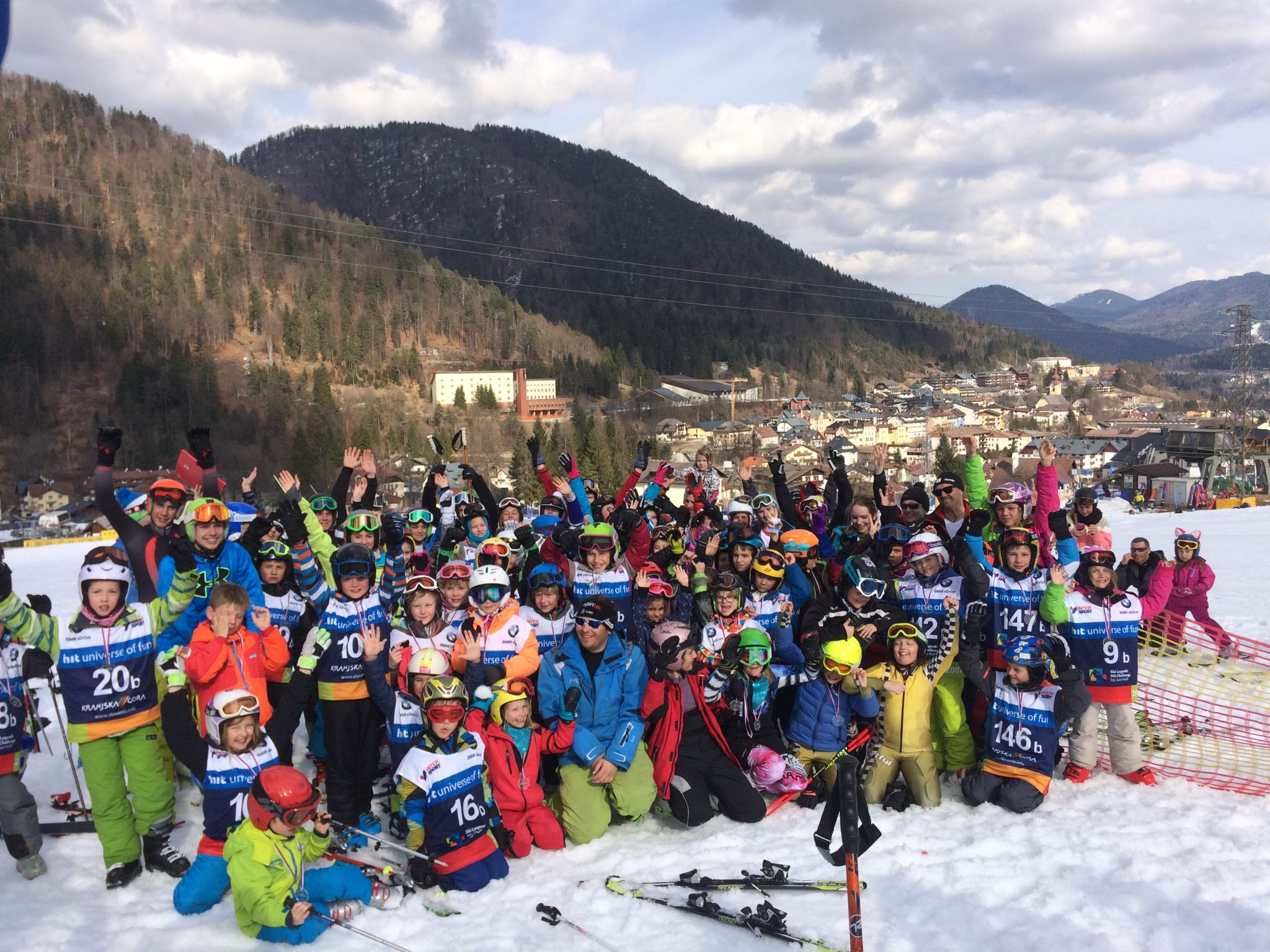 Skupina otrok na snegu.