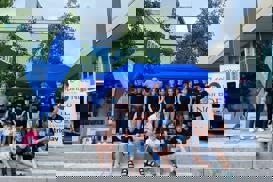Skupina ljudi, ki se slikajo pred Kulturnim Domom, z generalnimi spoznorji S.K. Gorica