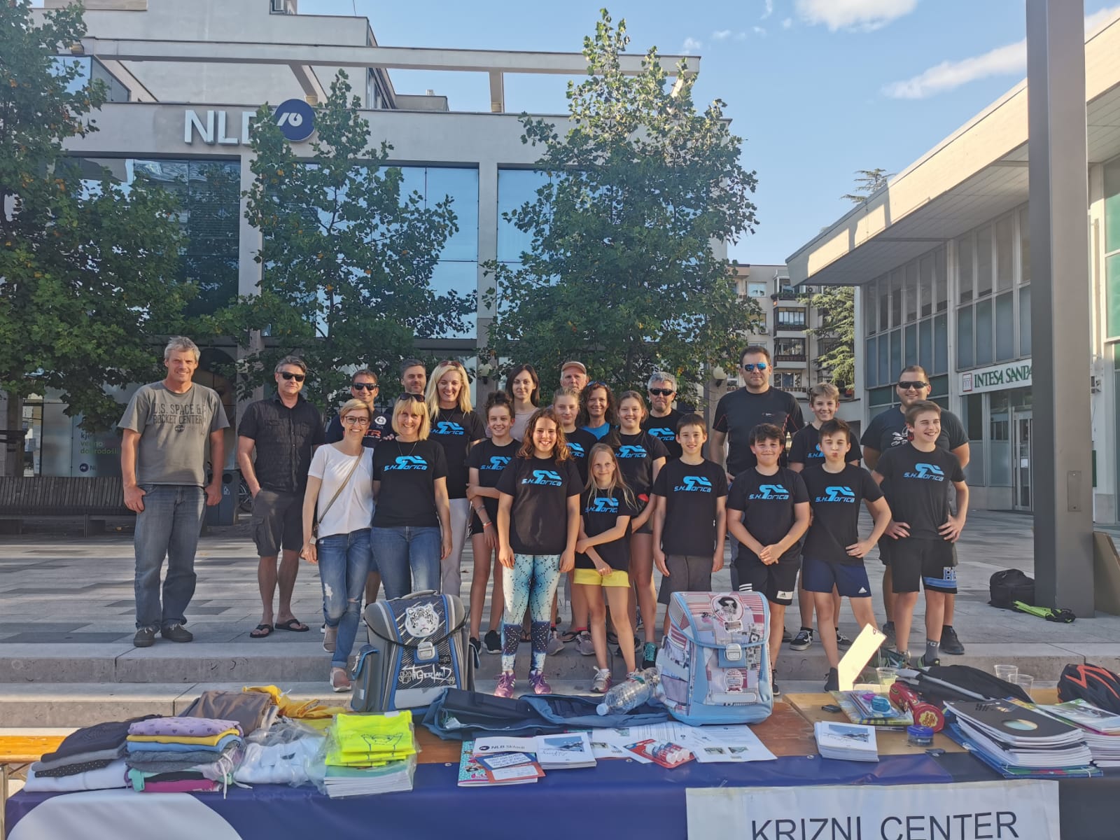 Člani S. K. Gorica za stojnico, na kateri so šolske potrebščine